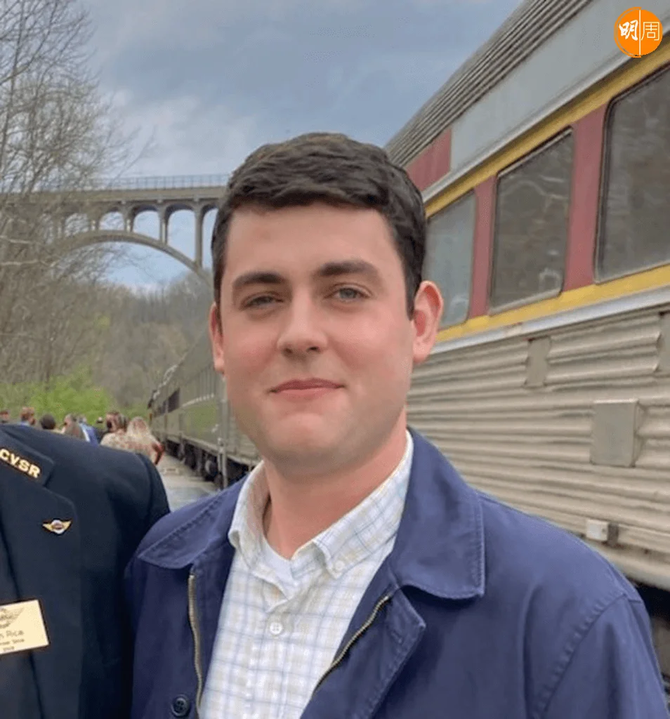 湯漢斯的二十七歲孻仔楚文漢斯,扮演年輕時代的男主角。