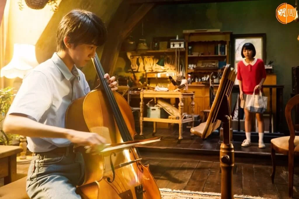 真人版中少女雫初次看到與少年聖司演奏提琴時並沒有唱歌,但好戲在後頭。