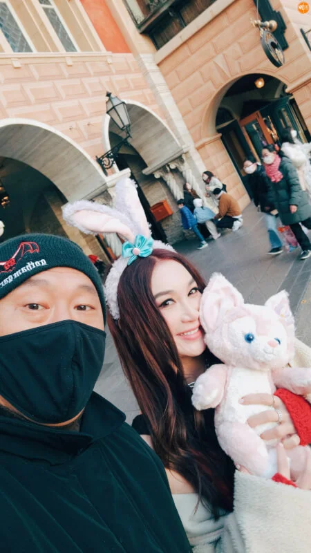 Kenny見到兔形頭箍，馬上第一時間送給太太，當正Irene是小朋友般疼愛。