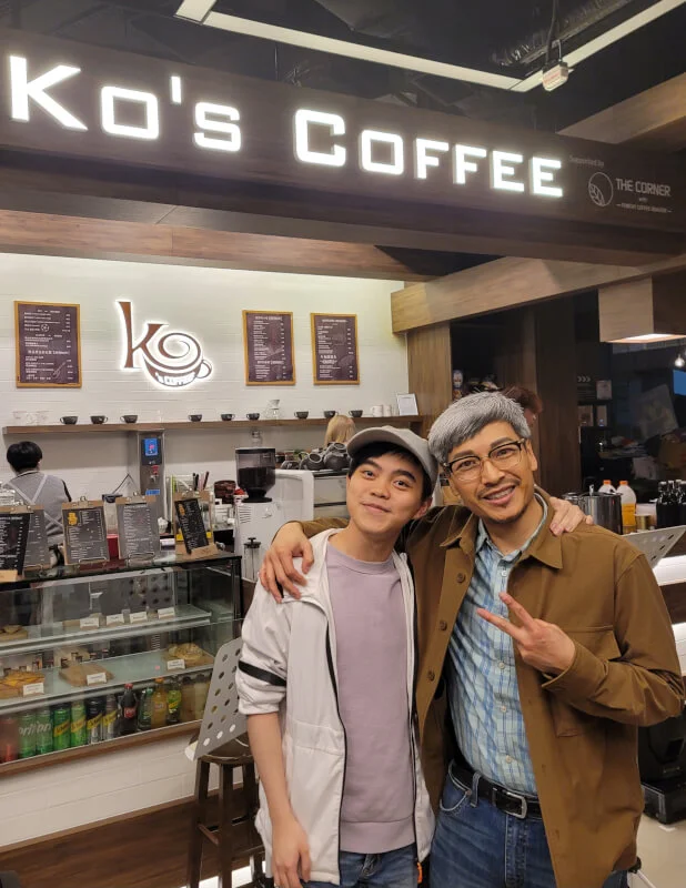 《Ko’s Coffee的最後1小時》由陳恩碩與譚偉權合力炮製