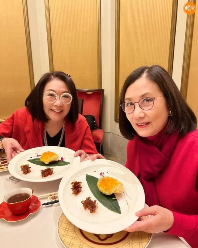 李司棋與汪明荃撞造型,真似Twins。