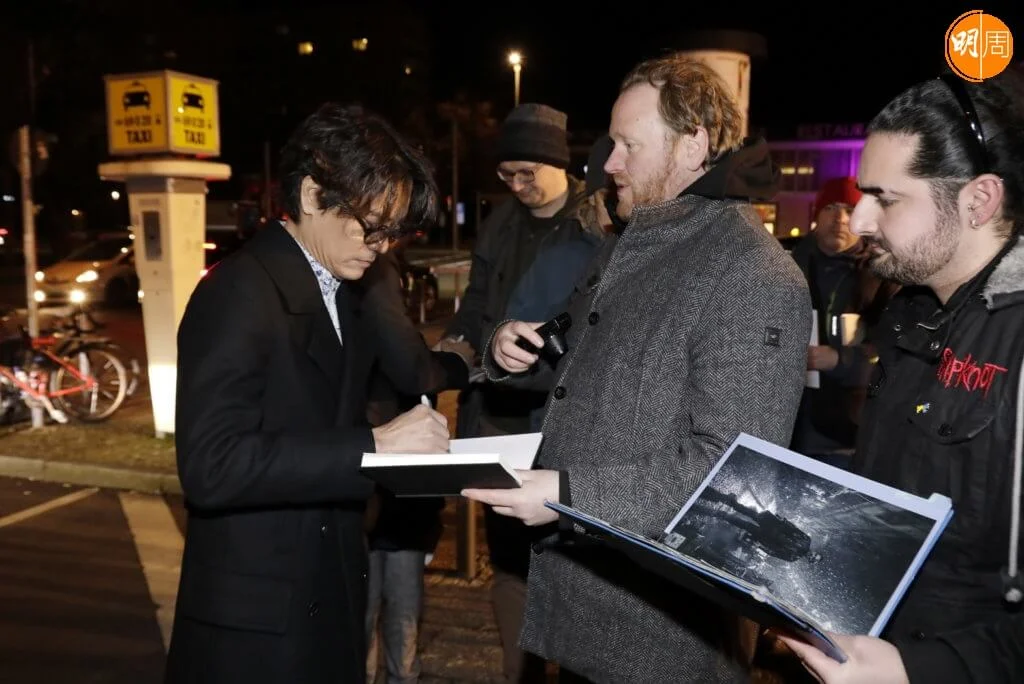 觀眾向林家楝索取簽名