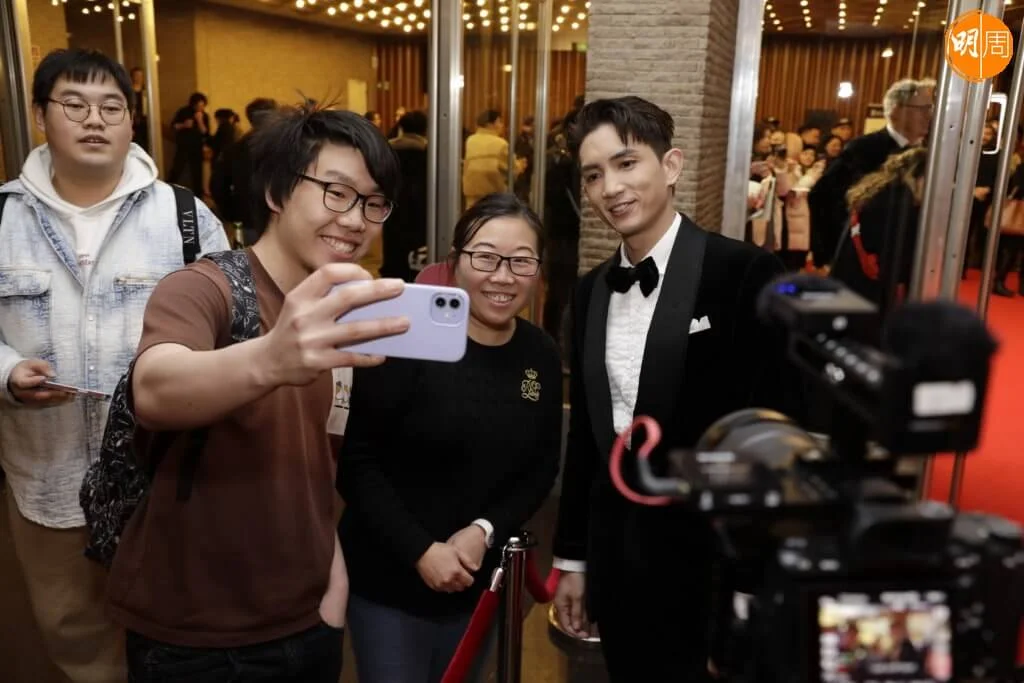 Lokman跟影迷合照