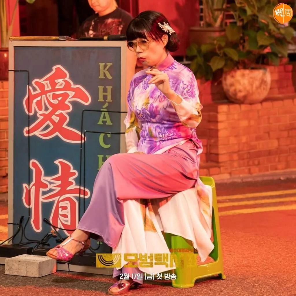 林福子再度登場,坐在愛情燈箱前的她,其實有顆少女心。