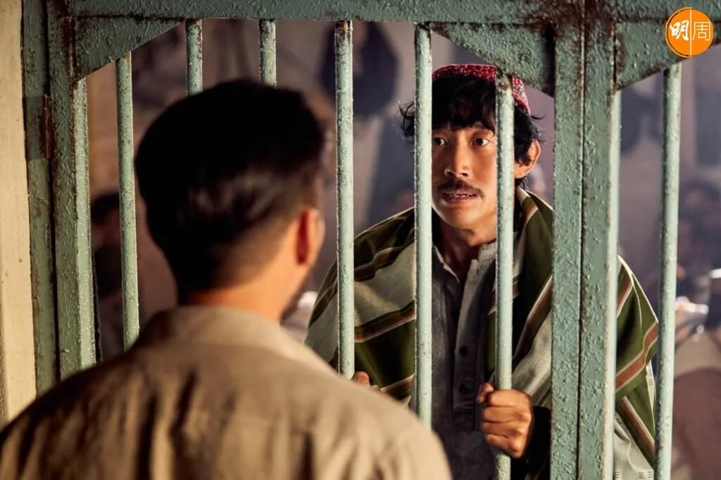 姜其永憑《非常律師禹英禑》人氣急升,今次他飾演流落阿富汗的韓國人,其後當上翻譯,營救人質。