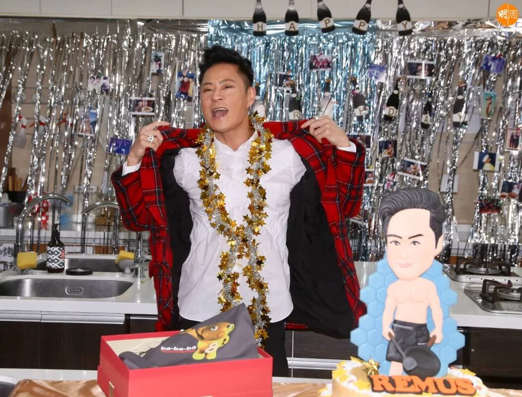 傑仔收半裸蛋糕被要求脫衣驗貨。