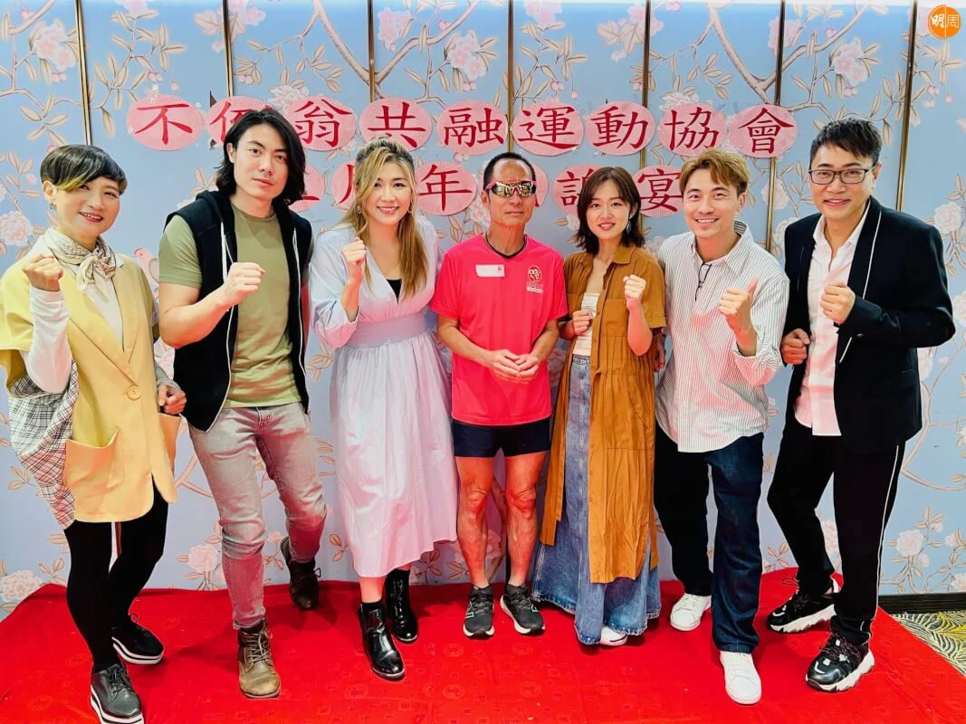 左起:唐韋琪、劉智衞、陳凱彤、視障跑手梁小偉、陳明憙、黃劍文、陳永業。