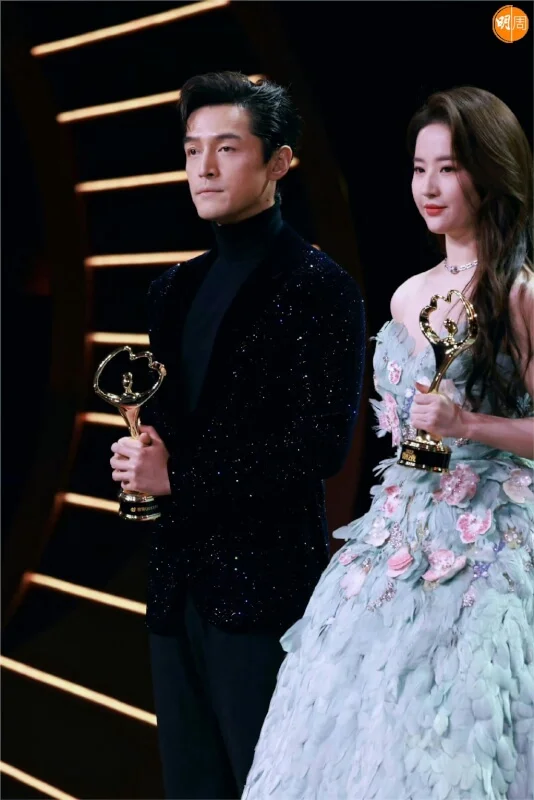 胡歌與劉亦菲獲頒「微博KING」與「微博QUEEN」獎項．
