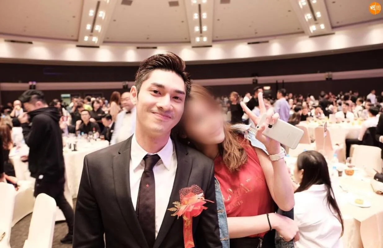 跟關楚耀最多合照。