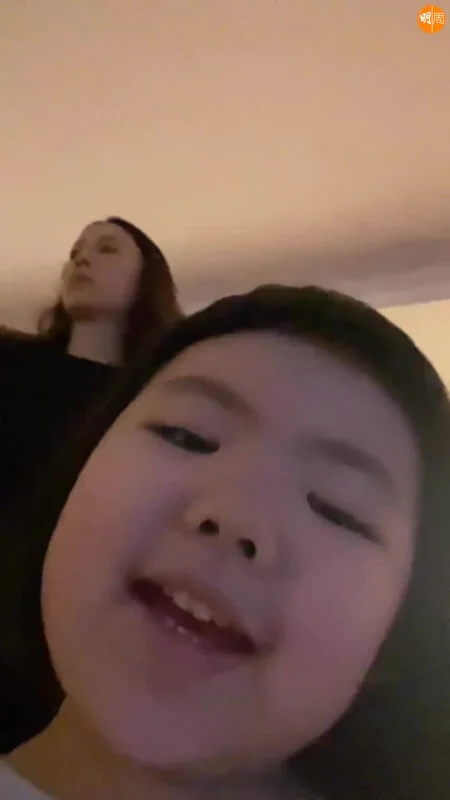 阿媽披頭散髮上鏡。