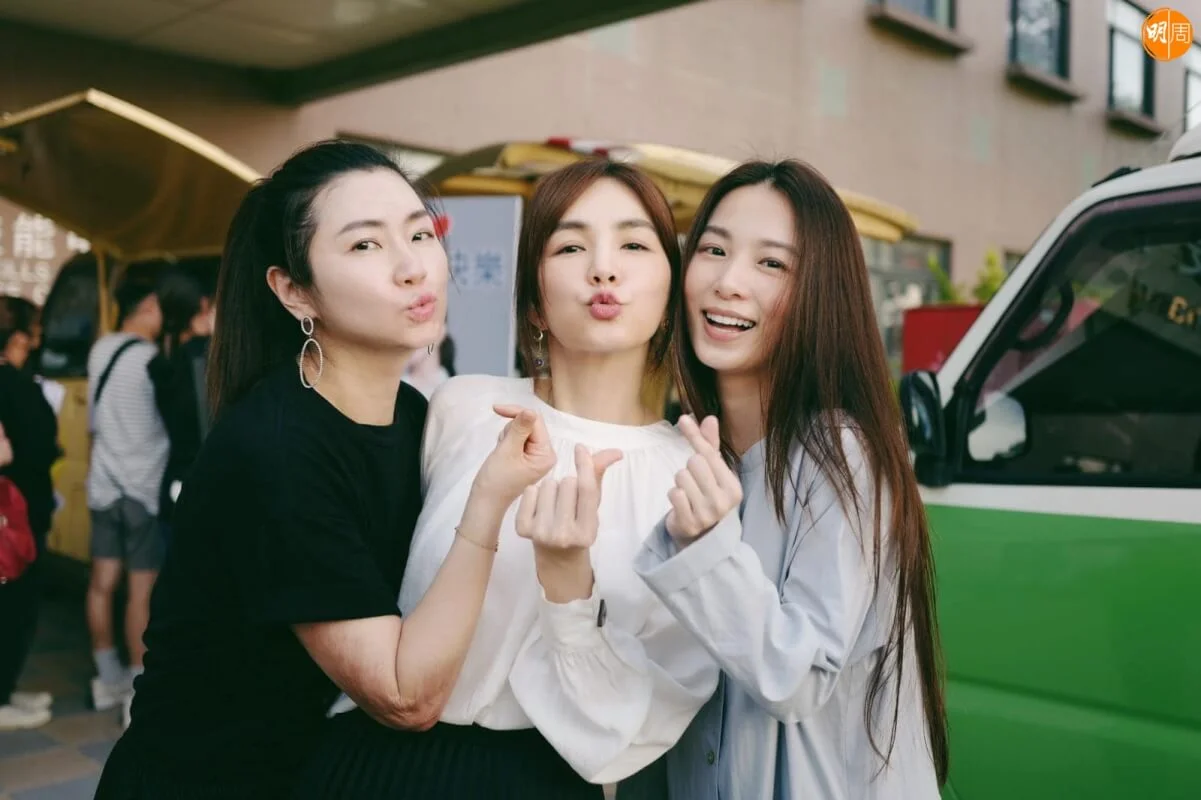 兩位好姊妹當妹戥Selina開心。