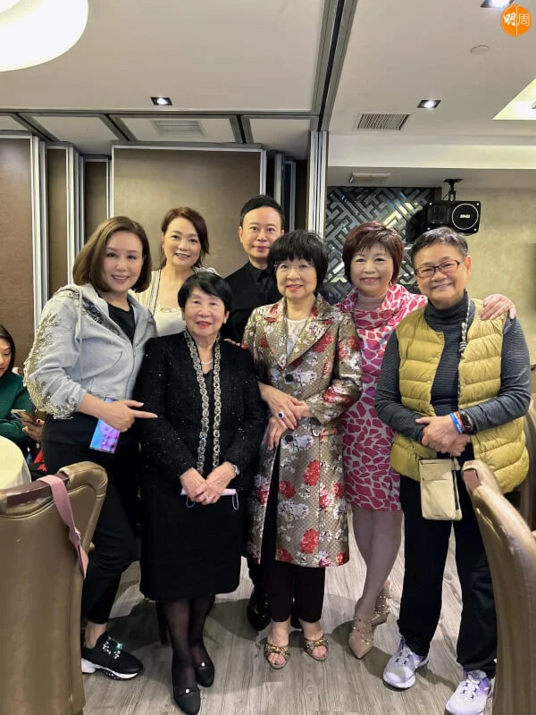 古媽媽（右三）與吳君如媽媽、文雪兒等人合照。