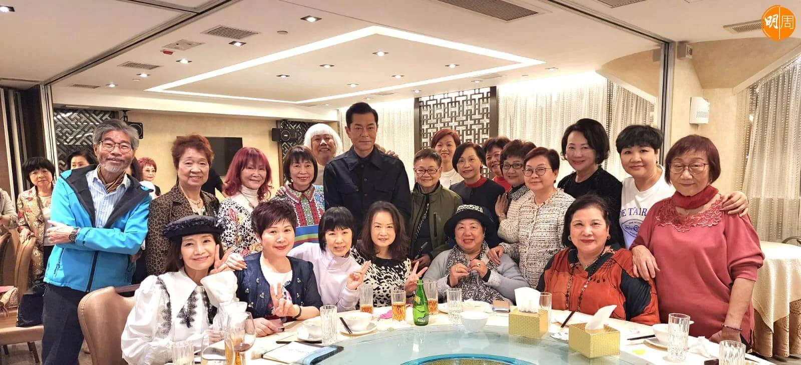 古天樂到來跟一班Auntie合照，古媽媽（最後排左一)就忙招待客人。