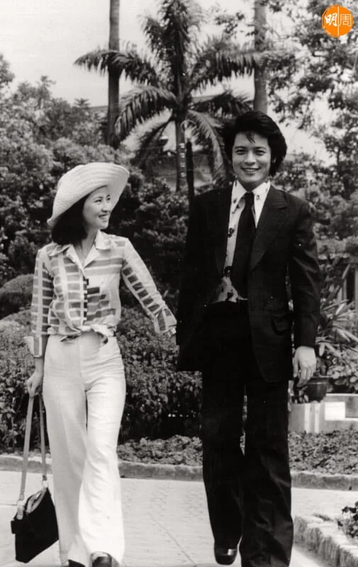 據說這張林鳳嬌與劉文正拖手的照片，是為《碧雲天》選角而拍下。屬實的話，劉雖沒選上，但和林合作機會還多得很：《愛情、文憑、牛仔褲》（1976），《跳躍式的愛情》，《噴射式的愛情》（1977)，《超級戀愛》（1977），《提防小妞》（1982）。
