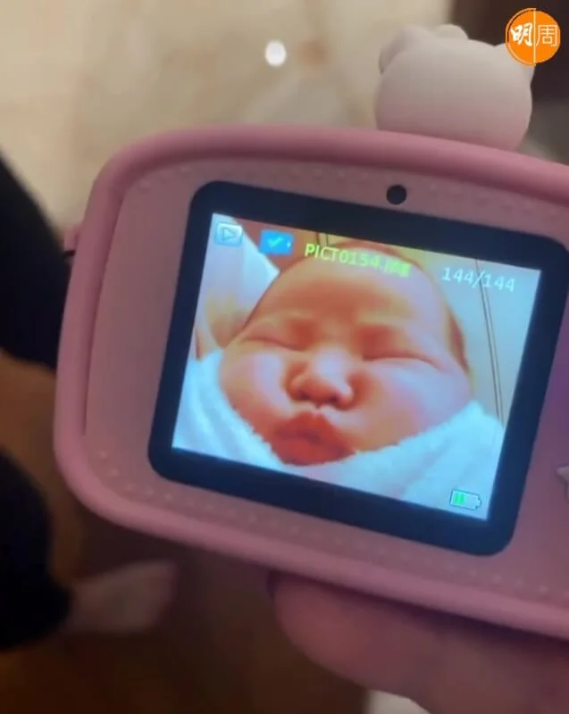 Lucy影到妹妹咁樣。