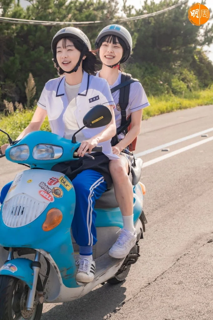 金多美飾演的微笑個性爽朗，為配合角色更學騎電單車載全少妮四出兜風。