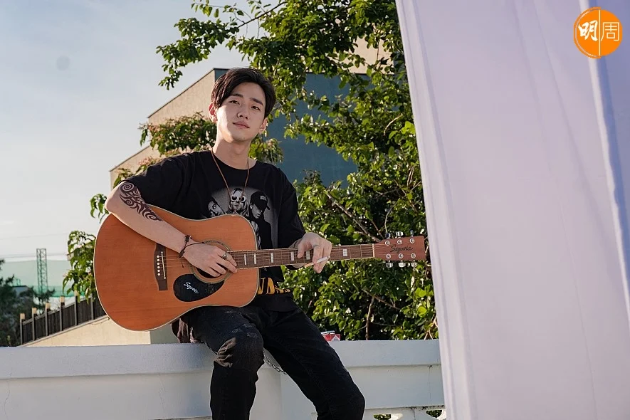 南潤壽在戲中飾演搖滾歌手，是微笑的男朋友，鼓勵她到首爾的關鍵人物。