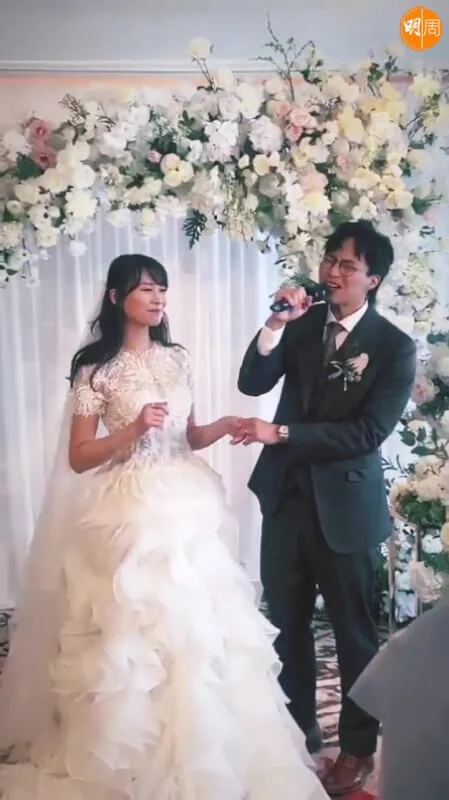 坤哥婚禮上拖着愛妻大唱情歌。