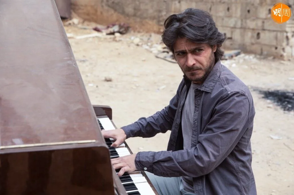 黎巴嫩影片《戰地孤聲》，描寫塔里克雅各布飾演的敘利亞鋼琴家，以音樂作武器，對抗極端份子，振奮人心。