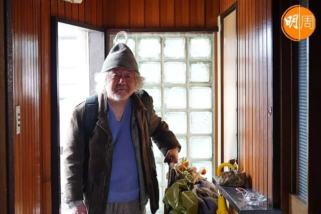 日本老牌唱作歌手鈴木慶一,扮演露宿者,獲女主角體貼照顧。