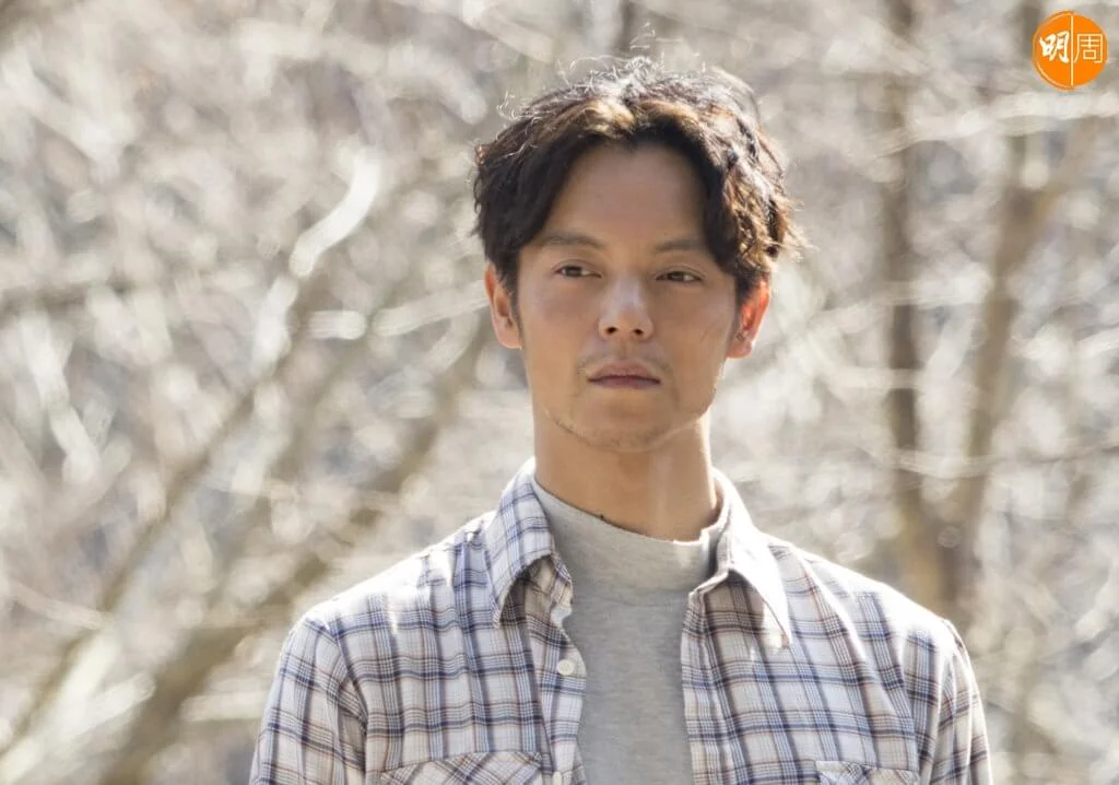 窪田正孝飾演身份不明兼意圖擺脫過去的「那個男人」,陰沉又充滿神秘感,表現出色。