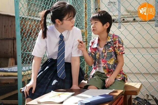 演過《神探伽俐略2:真夏方程式》的豐嶋花,扮演一位回家就有很大壓抑的中學女生,與一名被單親媽媽冷落的調皮小學生,都成為女主角的好友。