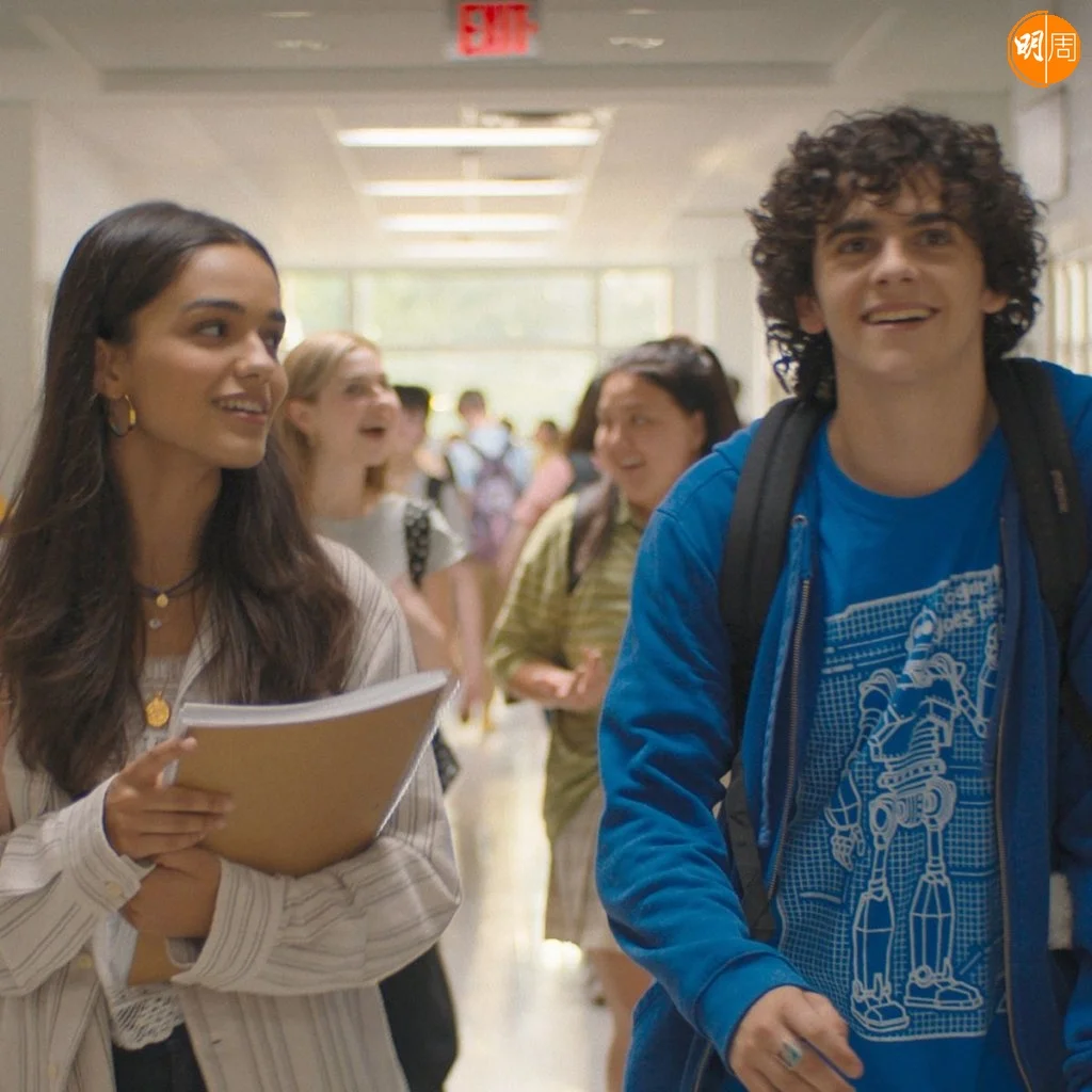 片中與麗素莎嘉娜發生感情的積戴倫加薩，身上的《Iron Giant》tee隱藏特別意思。