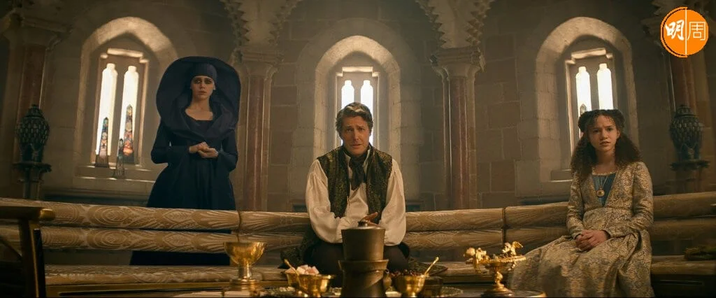 再次做奸角的曉格蘭特，與迪絲赫特（左）飾演的「紅袍法師」擄走基斯的女兒。