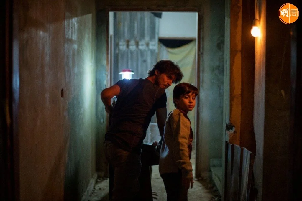 主角盡法幫助男孩離開敘利亞。