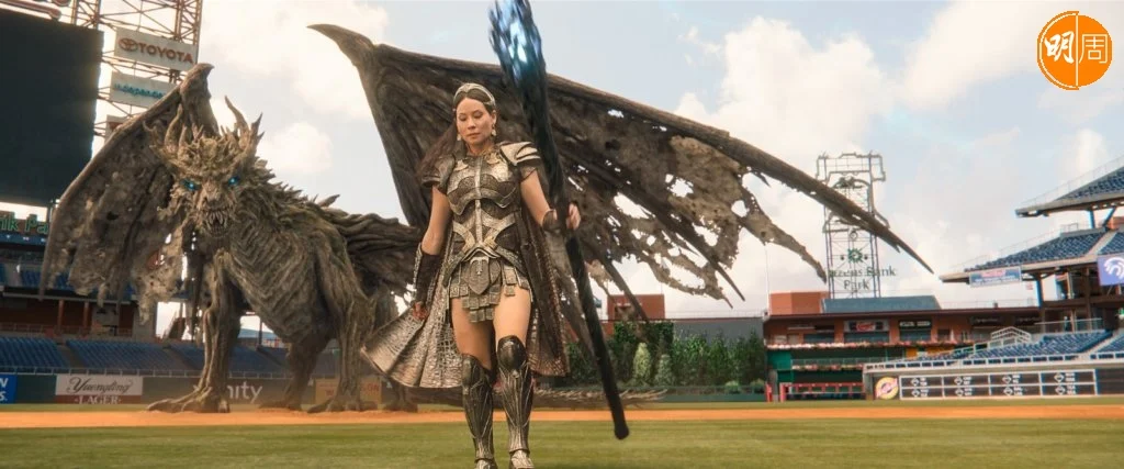 扮演終極反派的劉玉玲，出動巨龍的特技場面出色。