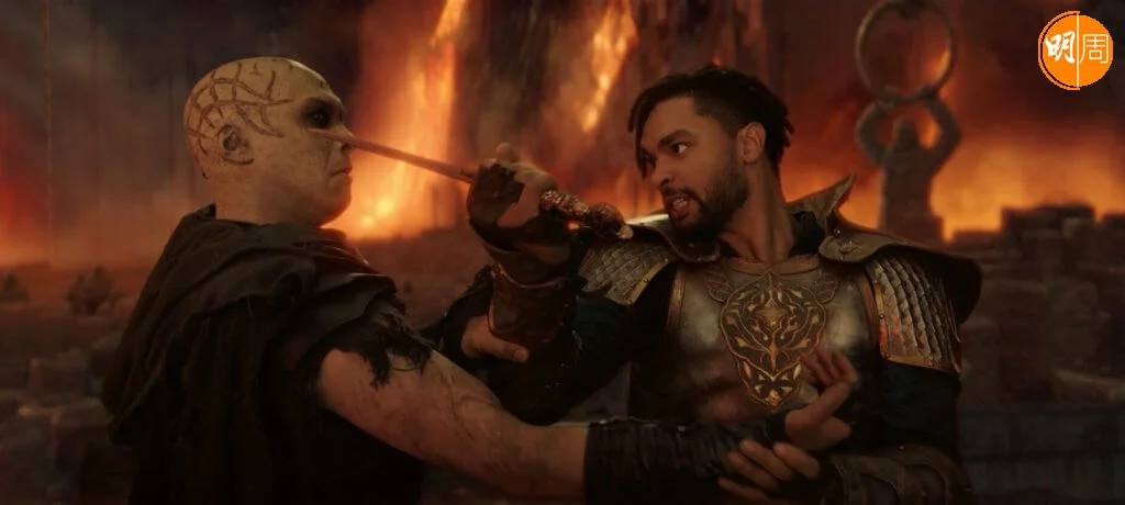 利基尚沛治飾演正直聖騎士（右），與片中主角形成很大對比。
