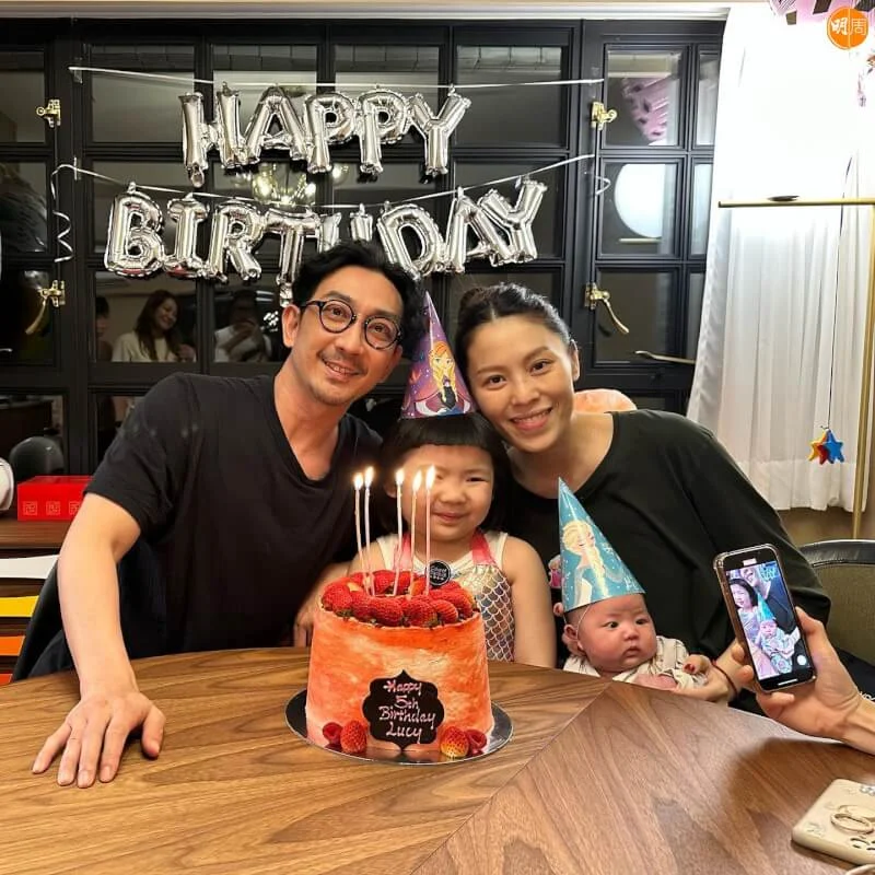 李璨琛一家四口幸福又開心。