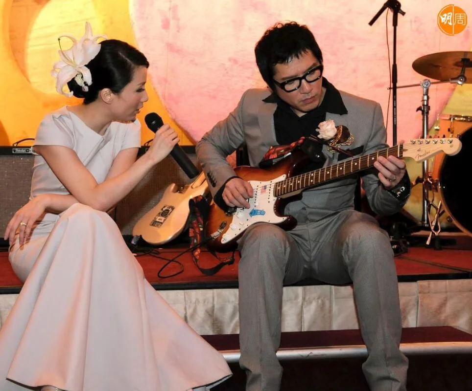 胡蓓蔚貼上15年前在婚宴上與單立文唱歌照。
