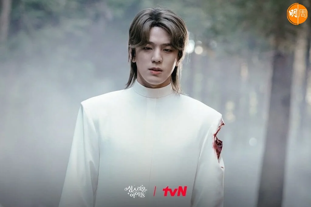 來自神聖世界的大神官倫布里忽然來到現世代,言行舉止太突兀,反而成為焦點。