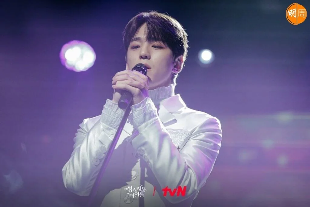 金旻奎由大神官落凡間變成偶像男團,要上舞台跳舞時,一句「我唔識跳舞」變成直播災害,卻意外吸引了觀眾的注意,瞬間紅咗!