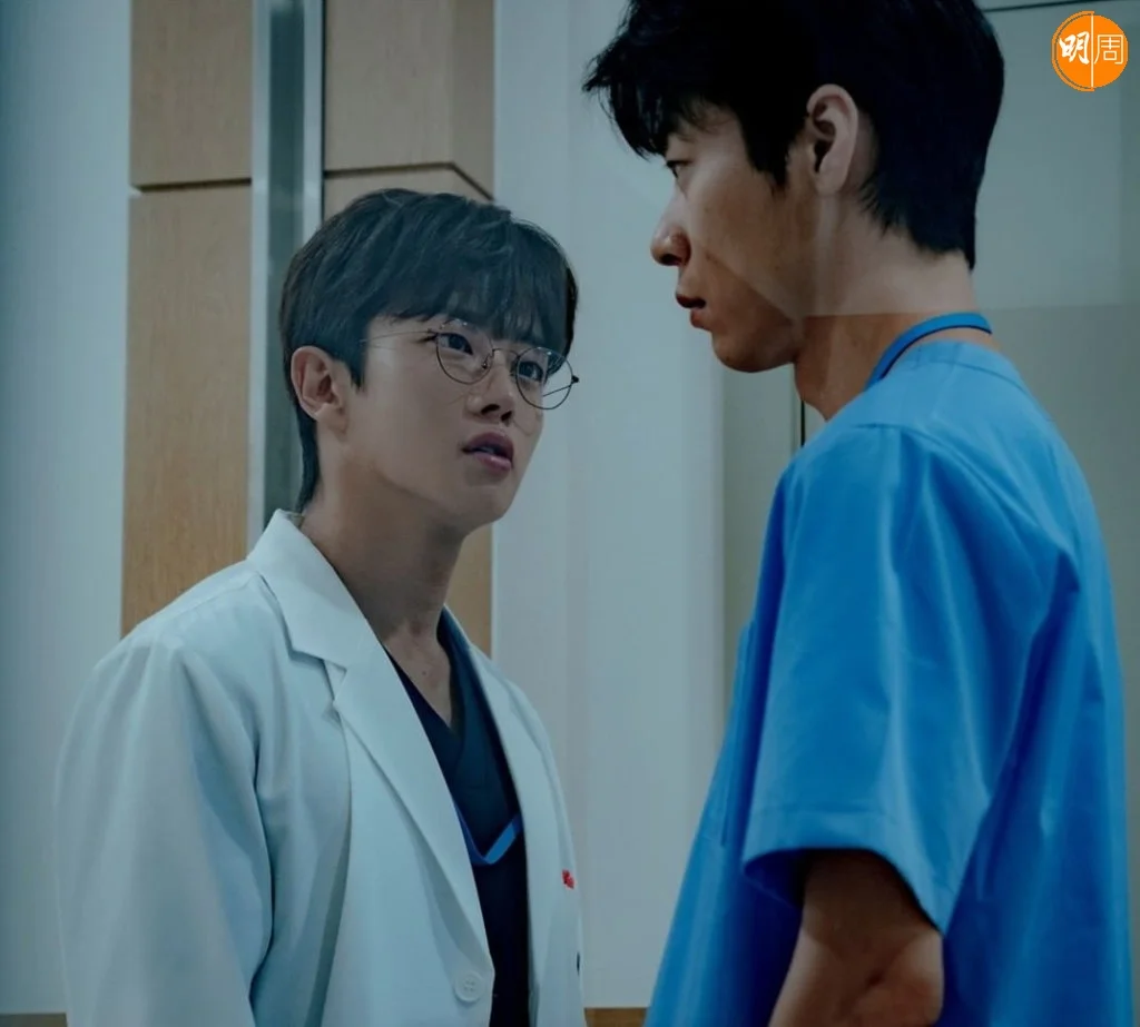 金珉鍚演急症室醫生，是方珉雅以及尹燦榮的得力助手。