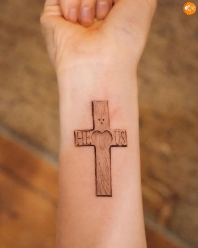 找到信仰，Mag在右手紋上十字架圖案。