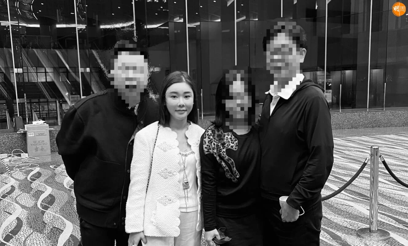 電影《天龍八部之喬峰傳》在一月舉行慈善首映為保良局籌款,周英杰說Abby捐錢又包場,他提供一張與Abby、Chris的合照,他說:「呢張相係大伯揸機影添!」