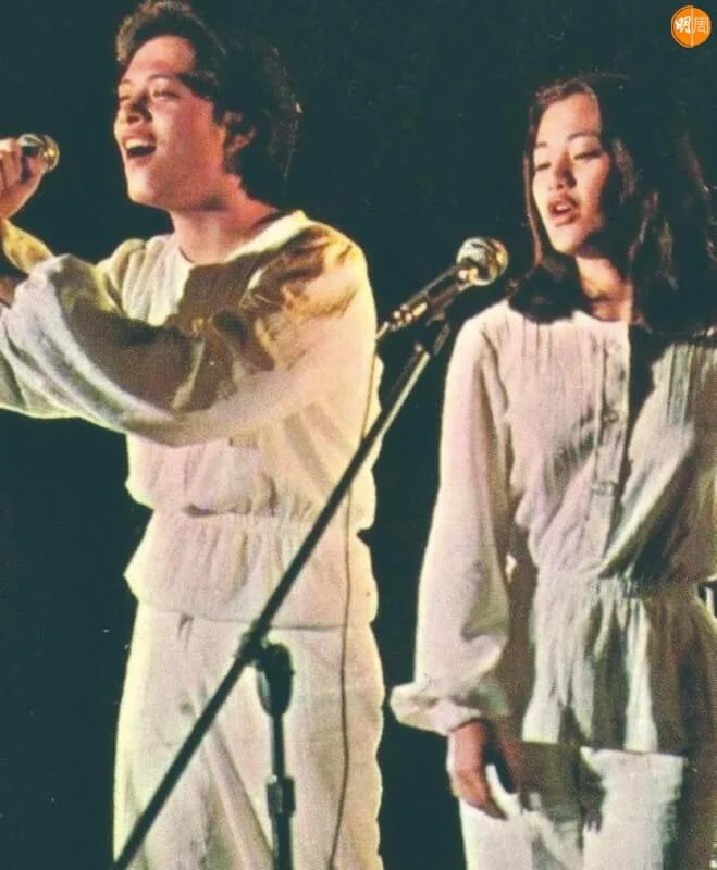 只有張艾嘉是劉文正合作的女明星中，在銀幕上又合演又合唱。二人組成樂團的電影名叫《閃亮的日子》（1978），片中的他們不只合唱，還一起合作寫成一首名叫《歌》的歌。