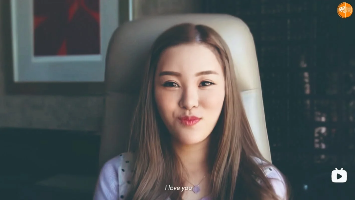 Abby於2016年下嫁譚家少爺,當時只有二十出頭的Abby,面對鏡頭向Chris發表愛的宣言。