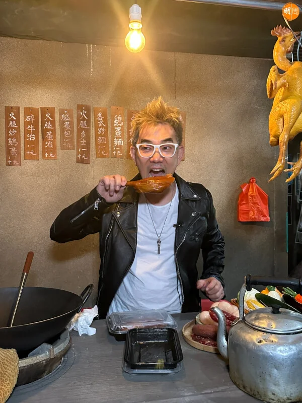 小齊為準備在澳門開騷，隻燒鵝髀影完相就放底，唔肥得。