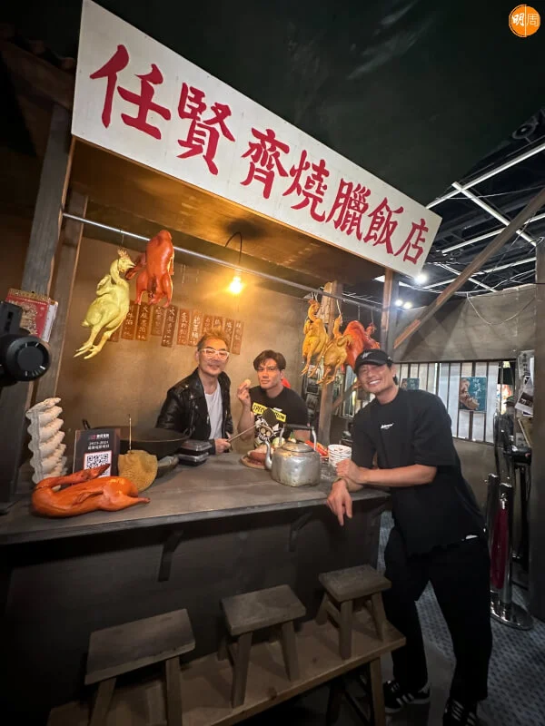 任賢齊、伍允龍同黃德斌玩得開心又熱鬧。