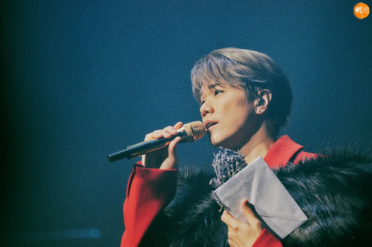 軒仔在倫敦場唱出自己自己作曲、Wyman填詞還未發佈的新歌《隱形遊樂場》。