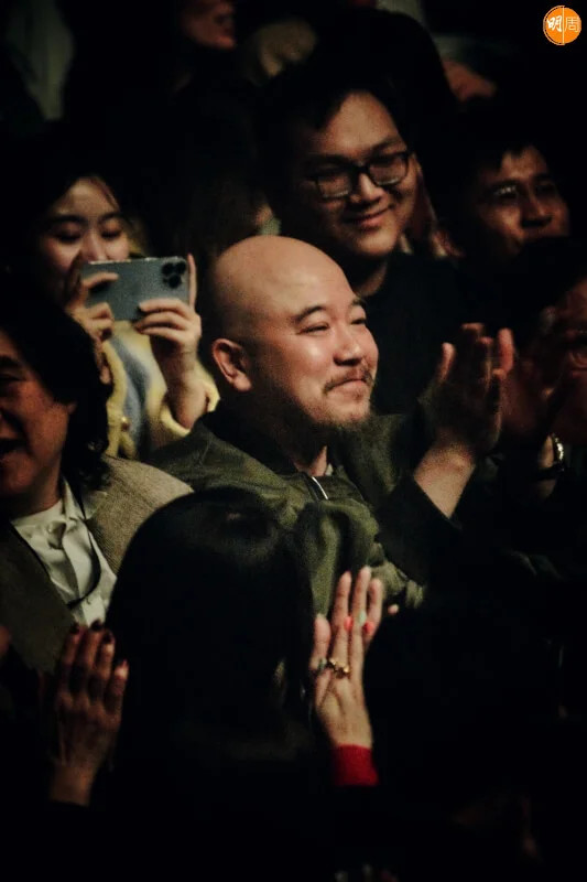 Wyman於尾場前一晚的半夜時分,親自送到酒店給軒仔。