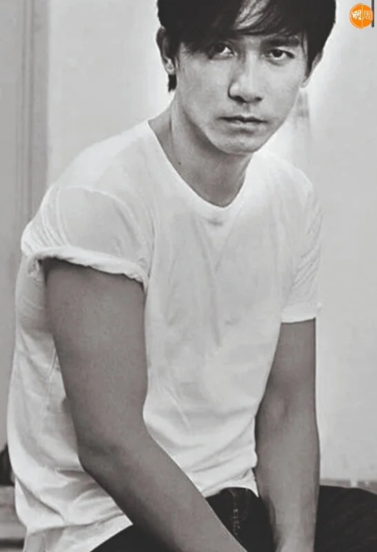 白汗衫的名貴,在於雖然它人人可以擁有,但不代表都能把它穿成永恆。意思是,這個人後來的故事,讓那件汗衫的「白」愈發無價—這樣光亮的一件衫沒有被「白」穿過。