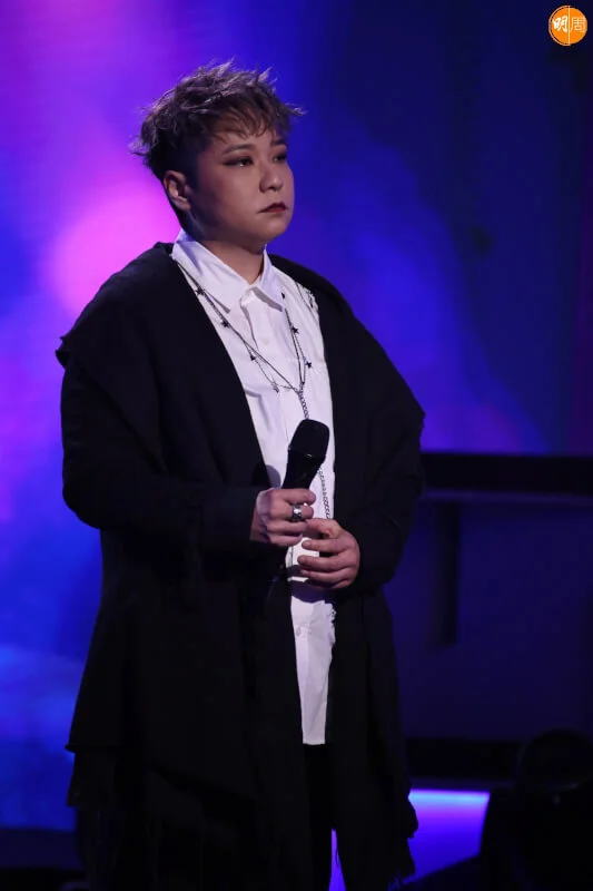 林鉫徫化到極重眼妝配合首歌。