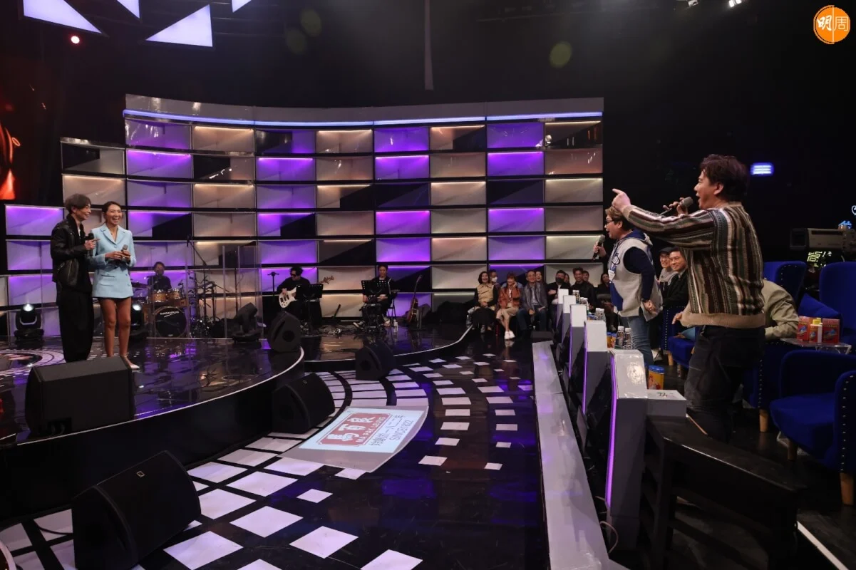 肥媽與伍仲衡為顏志恒嘈到企起身。