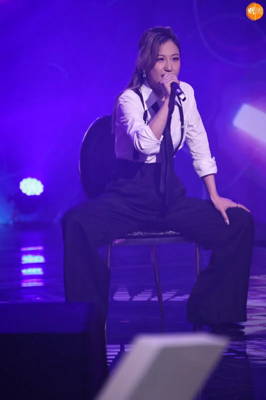 支嚳儀中性Look上陣。