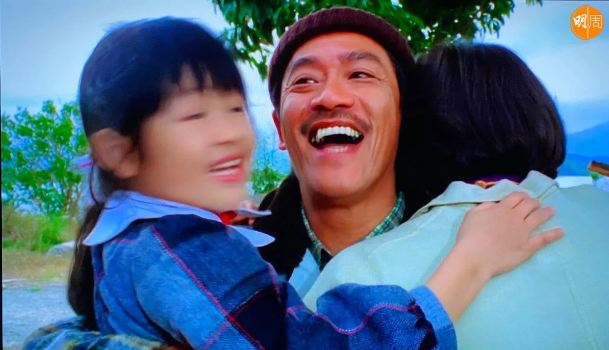 暖男吳耀漢(一): 慈父。笑有很多種,憨厚型,忠直型,扮豬食老虎型,都有被演員的他當面譜戴過。但這款從心笑出來的甜笑,是少見的吳耀漢。