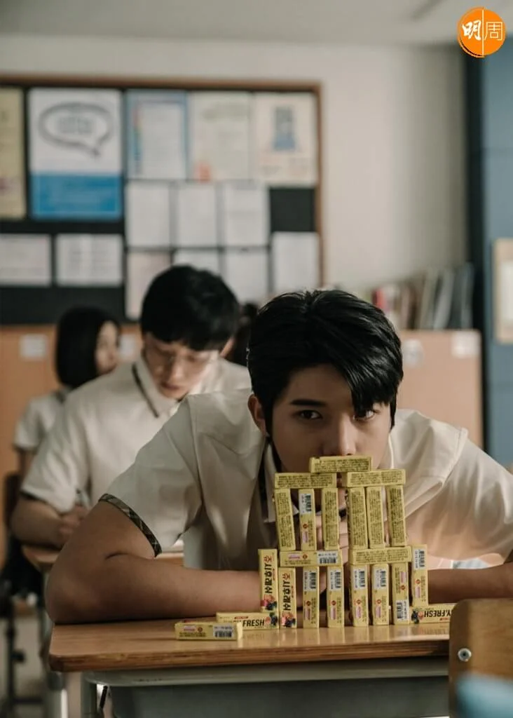 在《王后傘下》演成柵大君的文相敏,在劇中演一個想放屁就隨意放的高中生太萬,是個搞笑角色。